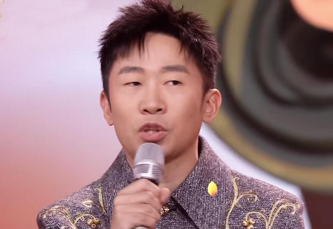 ：何炅撑门面刘烨咖位飞升杨迪被重用瓦力棋牌游戏元宵晚会折射主持新格局(图9)